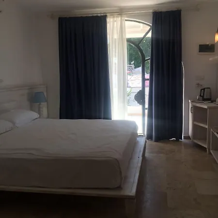Hotel No 111 Boutique *
